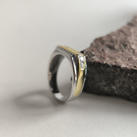 Серебряное кольцо с фианитами