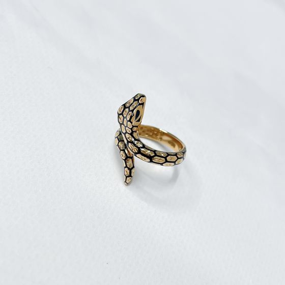 Золотое кольцо с емаллю Золотое кольцо с емаллю