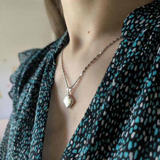 Серебряная подвеска с перламутром