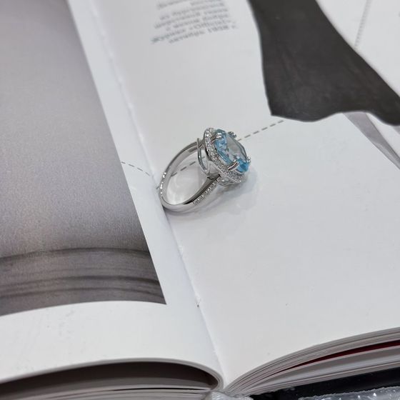 Серебряное кольцо с топазом 6.507ct, фианитами
