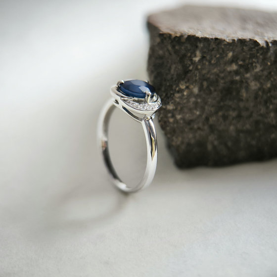 Серебряное кольцо с сапфиром, фианитами