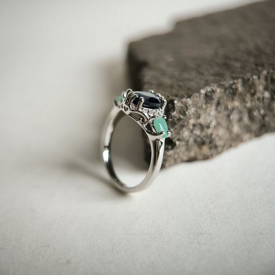 Серебряное кольцо с сапфиром 2.135ct, изумрудом, фианитами