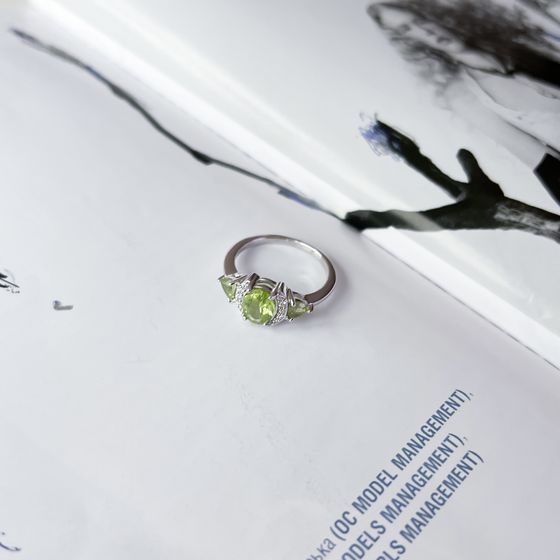 Серебряное кольцо с хризолітом 1.742ct, фианитами