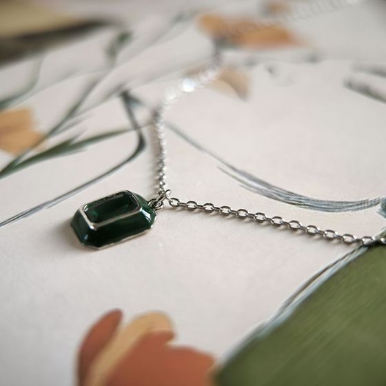 Серебряное колье с фианитами, емаллю