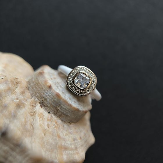 Серебряное кольцо с емаллю, фианитами