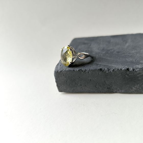 Серебряное кольцо с зеленим кварцем 4.895ct, фианитами