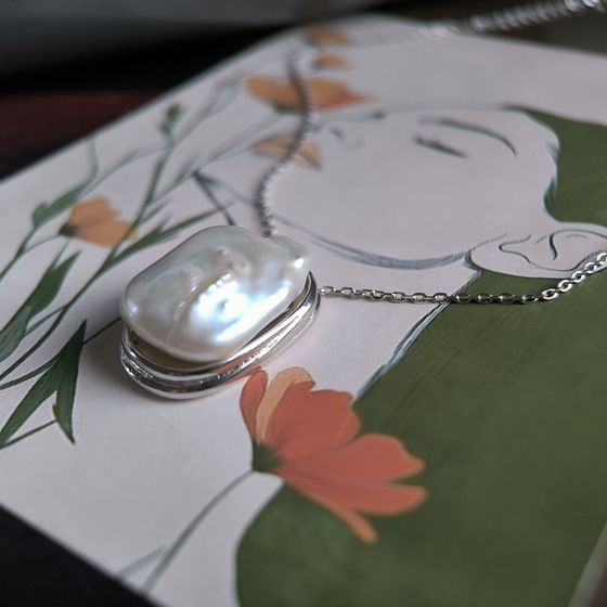 Серебряное колье с жемчугом барочным