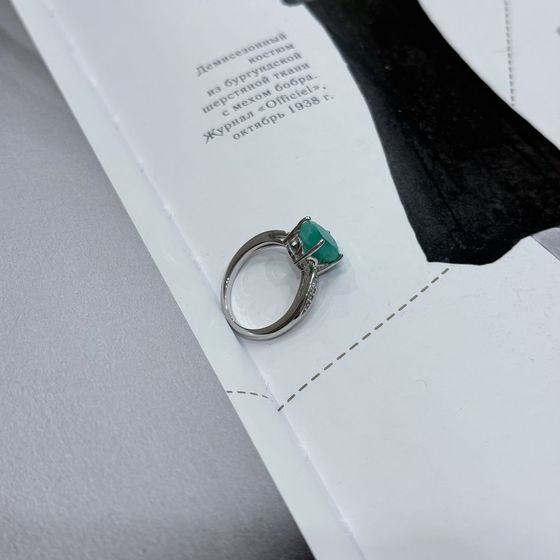 Серебряное кольцо с изумрудом 2.483ct, фианитами