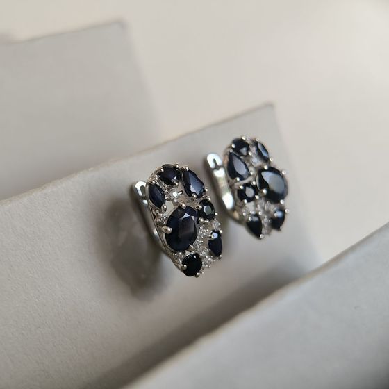 Серебряные серьги с сапфиром 7.608ct, фианитами