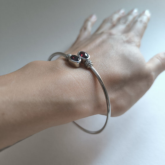 Серебряный браслет с гранатом 2.862ct, фианитами