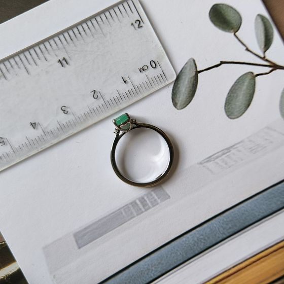 Серебряное кольцо с изумрудом, фианитами