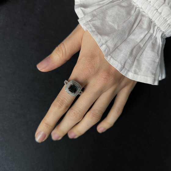 Серебряное кольцо с топазом Лондон Блю 2.513ct, фианитами