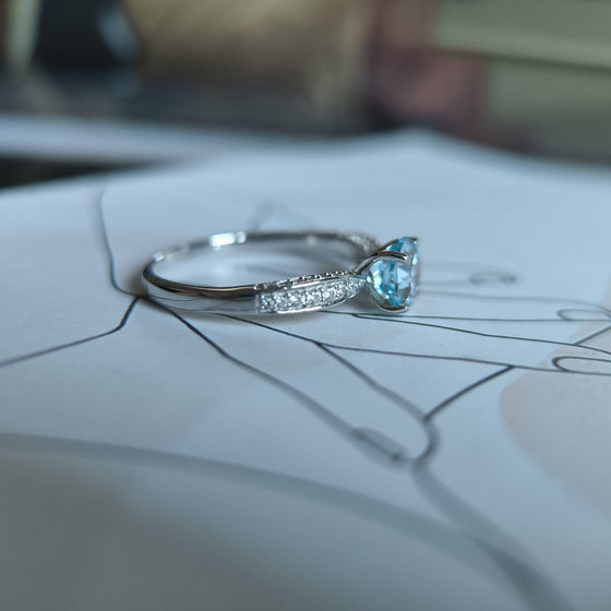 Серебряное кольцо с топазом 1.461ct, фианитами