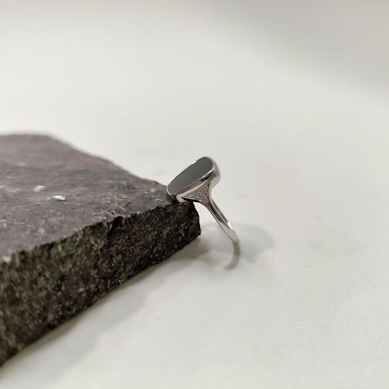 Серебряное кольцо с ониксом Серебряное кольцо с ониксом