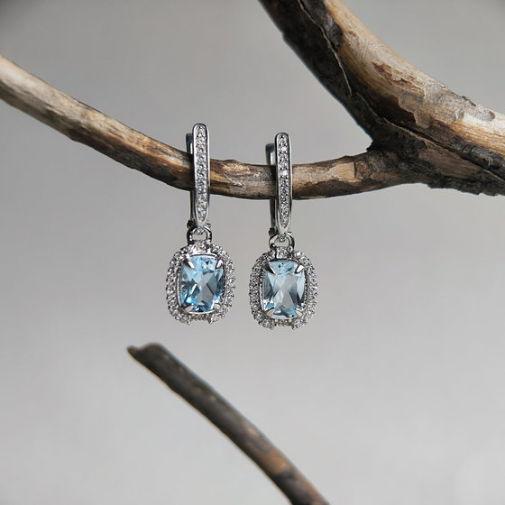 Серебряное кольцо с топазом 2.284ct, фианитами