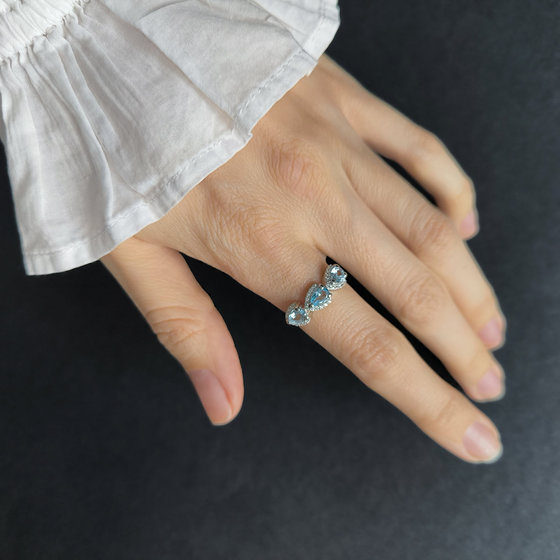 Серебряное кольцо с топазом 1.601ct, фианитами