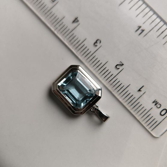 Серебряная подвеска с топазом 3.86ct