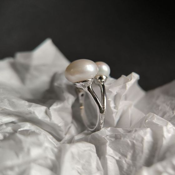 Серебряное кольцо с жемчугом барочным, фианитами