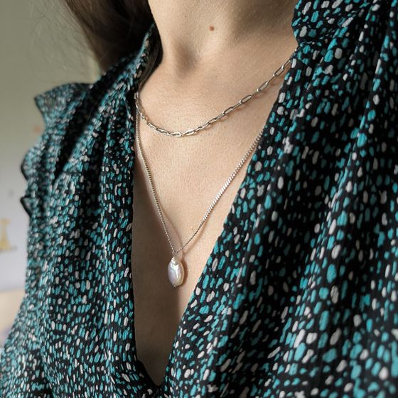 Серебряное колье с жемчугом барочным