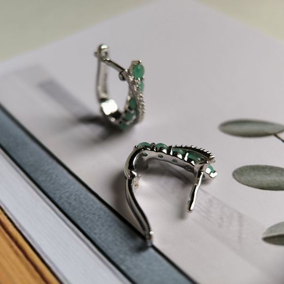 Серебряные серьги с изумрудом, фианитами