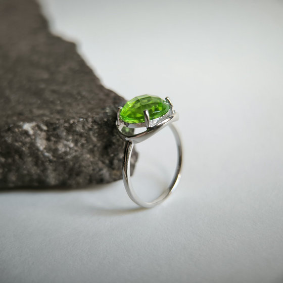 Серебряное кольцо с хризолітом 3.287ct