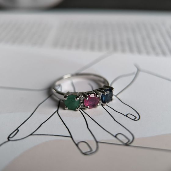Серебряное кольцо с сапфиром 1.917ct, изумрудом, рубином