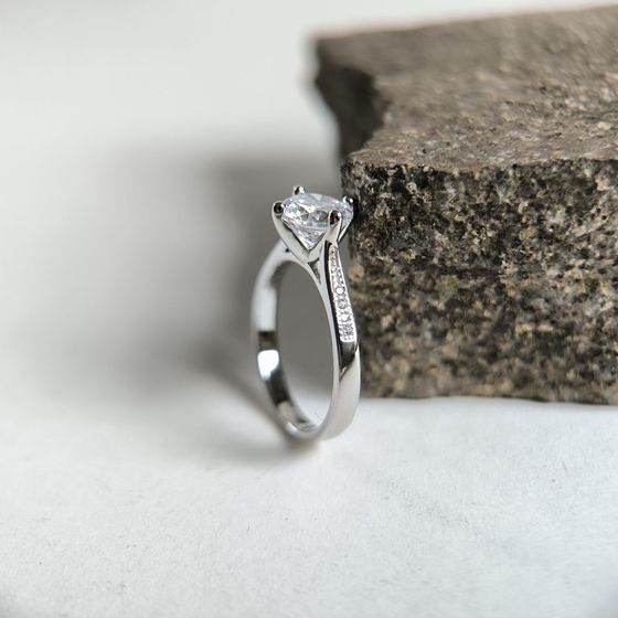 Серебряное кольцо с фианитами