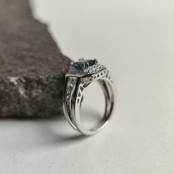 Серебряное кольцо с топазом Лондон Блю 1.084ct