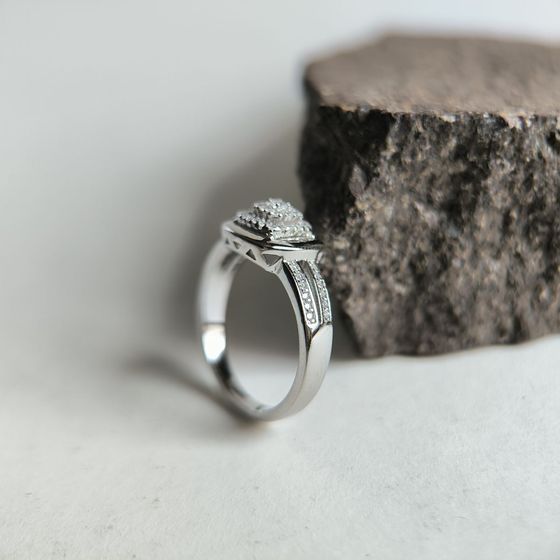 Серебряное кольцо с фианитами Серебряное кольцо с фианитами