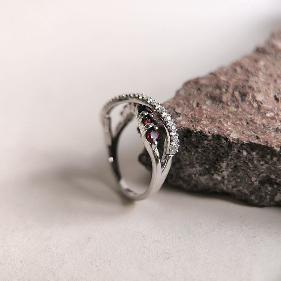 Серебряное кольцо с гранатом 1.125ct, фианитами
