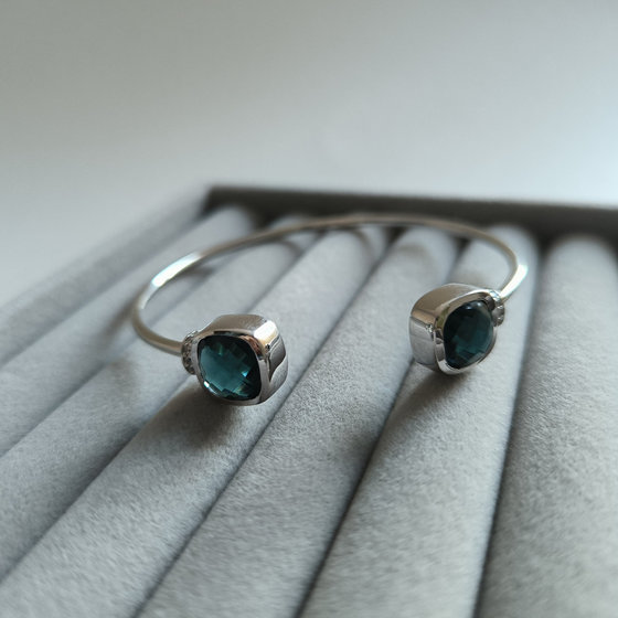 Серебряный браслет с топазом Лондон Блю 7.433ct, фианитами