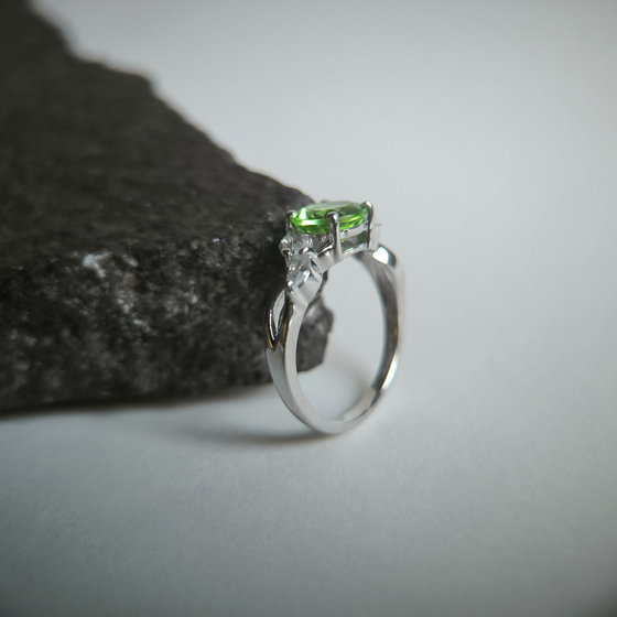 Серебряное кольцо с хризолітом 1.573ct, фианитами