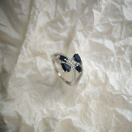 Серебряное кольцо с сапфиром 2.333ct, фианитами