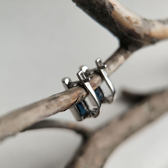 Серебряные серьги с сапфиром nano 2.227ct, фианитами