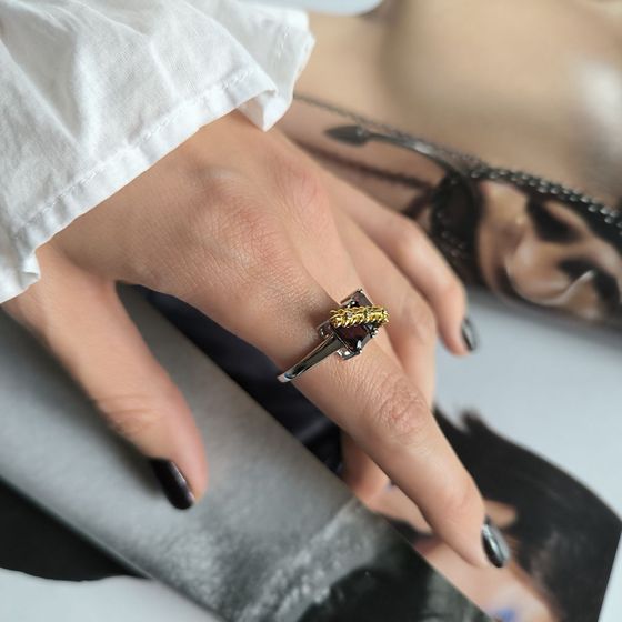 Серебряное кольцо с гранатом 4.135ct