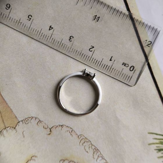 Серебряное кольцо с фианитами, емаллю