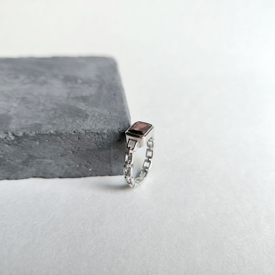 Серебряное кольцо с гранатом 1.905ct