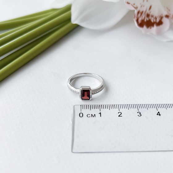 Серебряное кольцо с гранатом 1.477ct