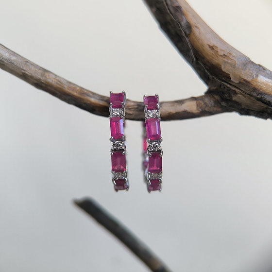 Серебряные серьги с рубином 6.145ct, фианитами