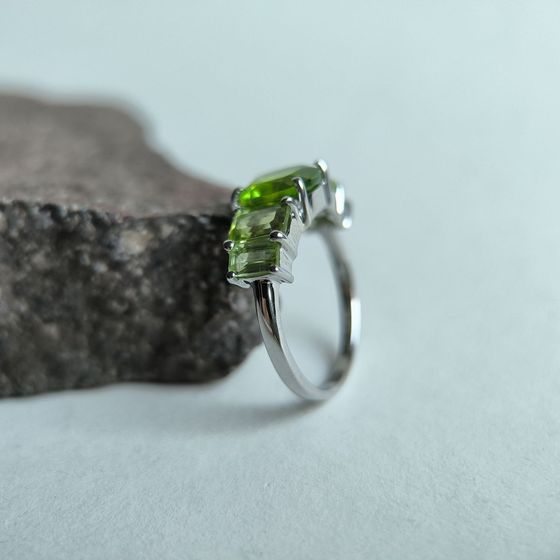 Серебряное кольцо с хризолітом