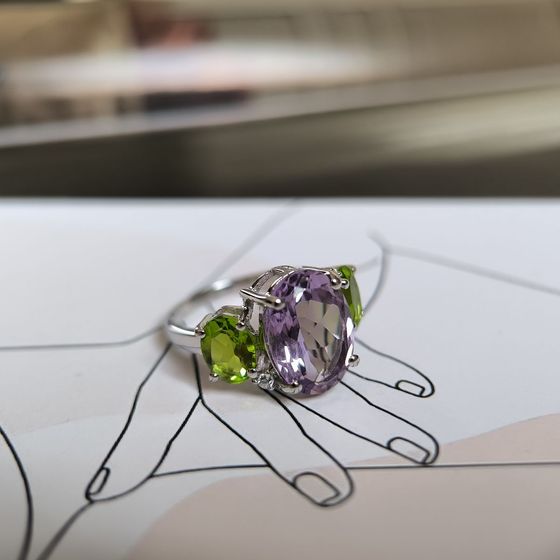 Серебряное кольцо с аметистом, хризолітом, фианитами