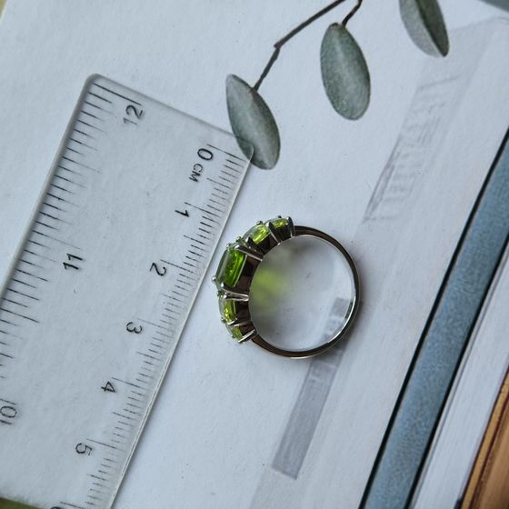 Серебряное кольцо с хризолітом