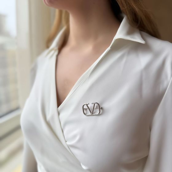 Серебряная брошка без камней