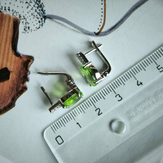 Серебряные серьги с хризолітом 4.473ct