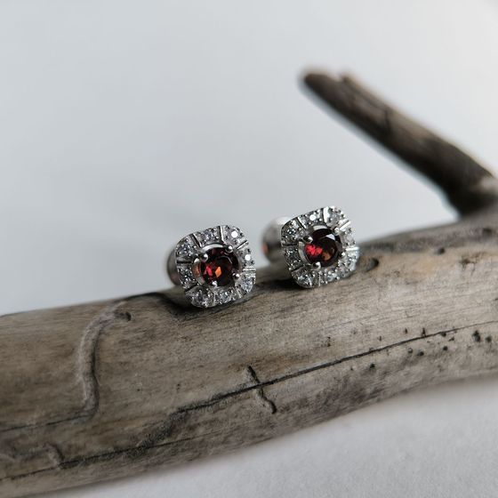 Серебряные серьги с гранатом 0.845ct, фианитами