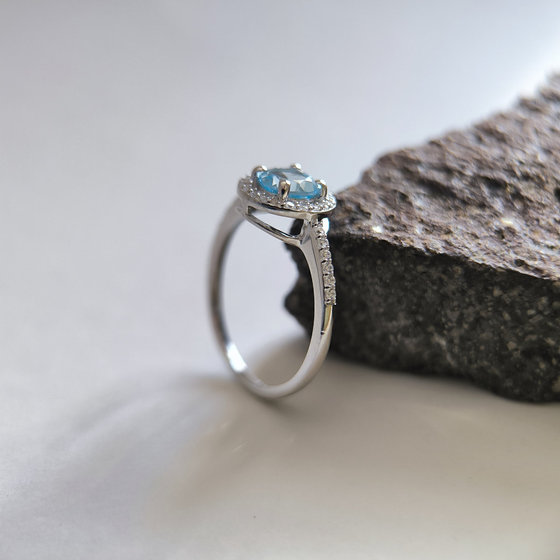 Серебряное кольцо с топазом 1.424ct, фианитами
