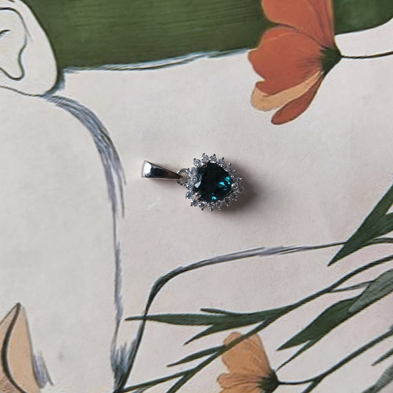 Серебряная подвеска с топазом Лондон Блю 0.948ct, фианитами