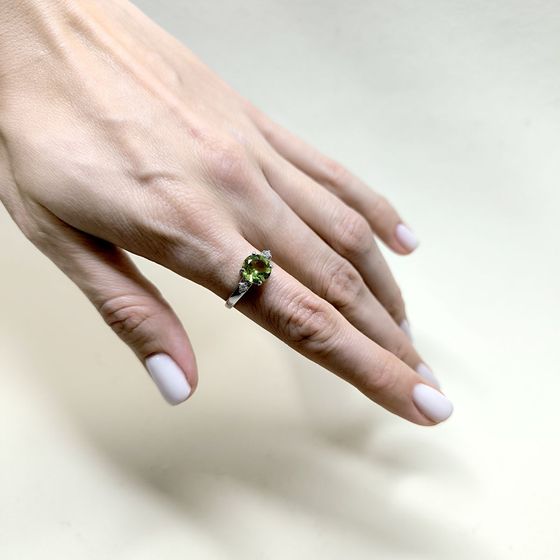 Серебряное кольцо с хризолітом 1.967ct, фианитами