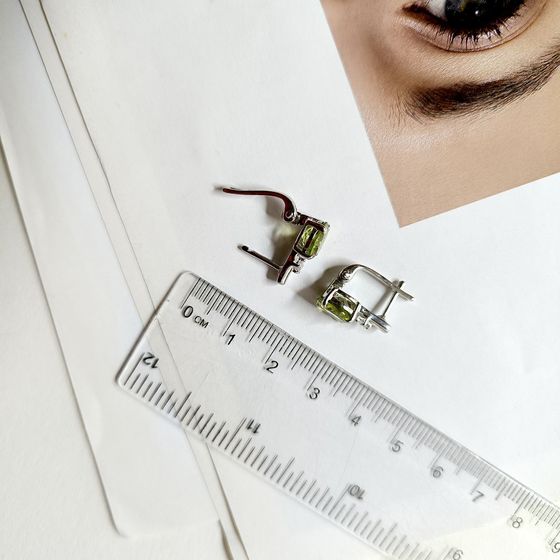 Серебряные серьги с хризолітом 3.812ct, фианитами