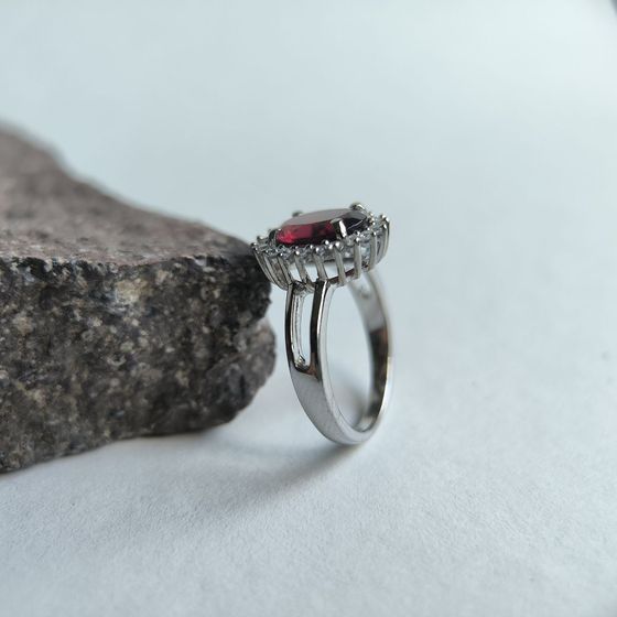 Серебряное кольцо с гранатом nano, фианитами